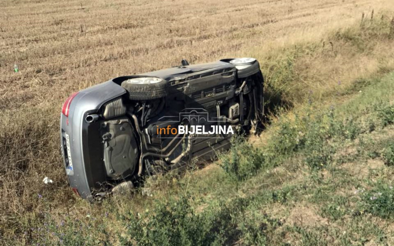 Bijeljina: Audijem sletio sa puta