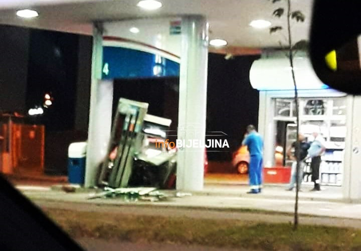 Bijeljina: Automobilom se zakucao u benzinsku pumpu