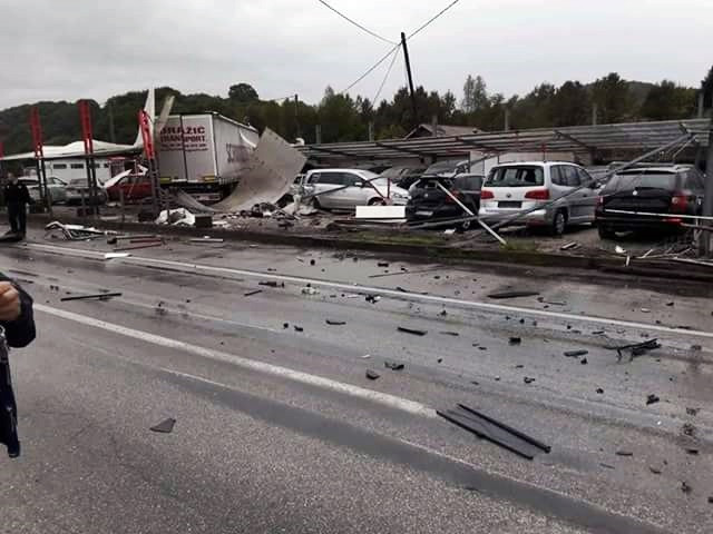 Teška saobraćajka kod Tuzle, kamion završio u auto salonu /FOTO/