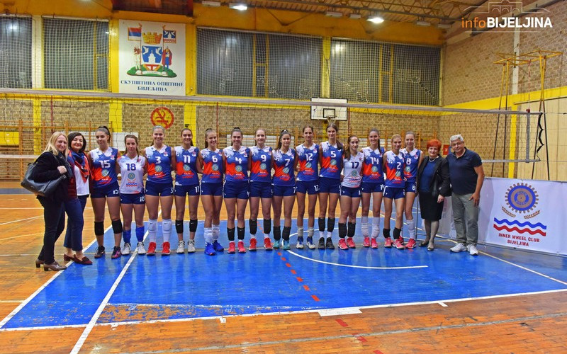 Odbojkašice Radnika dobile novu opremu /FOTO/