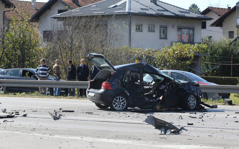 Težak sudar dva auta i kamiona u Banjaluci, više povrijeđenih