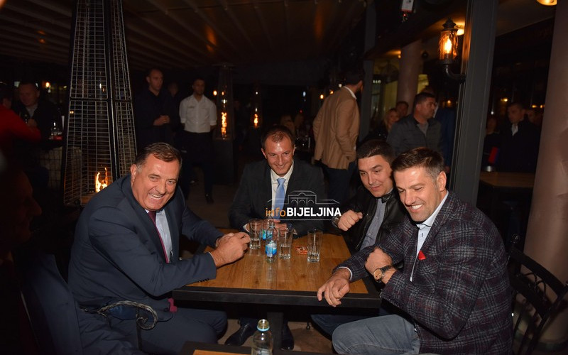 Dodik na kafi sa selektorom Krstajićem i advokatom Stevanovićem /FOTO/