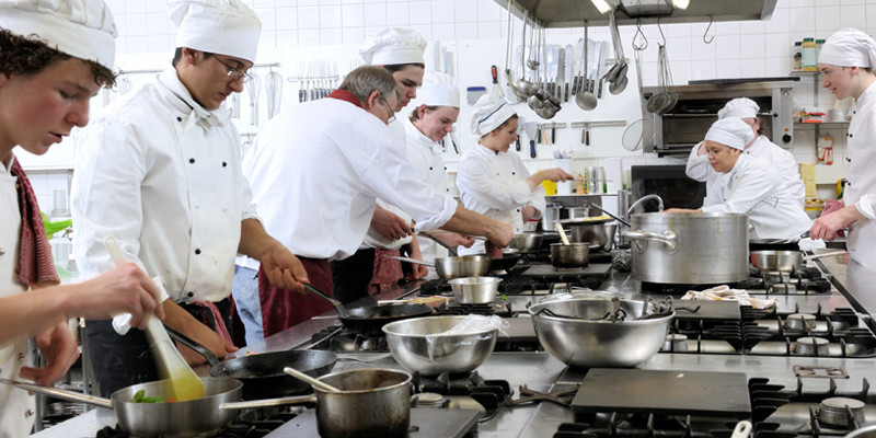 Male plate tjeraju kuvare u inostranstvo