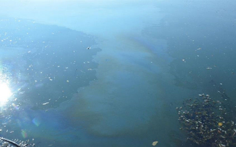 Naftna mrlja na Savi nakon eksplozije u Bosanskom Brodu