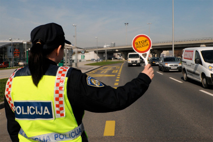U Hrvatskoj zaustavljeno vozilo Vlade Srbije, kazna 40 evra
