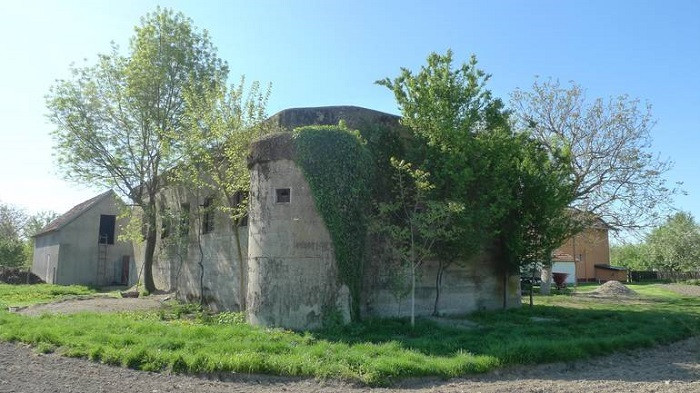 Betonski bunkeri u semberskim selima danas služe kao spremišta za slamu