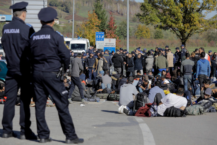 Migranti gađali policiju kamenjem, ona odgovorila suzavcem