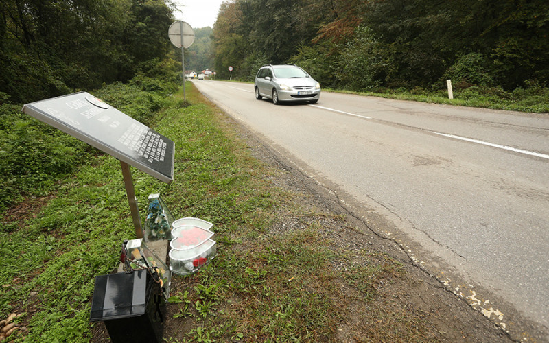 SPOMENICI PORED PUTA Opasni za saobraćaj, postavljeni bez dozvole, a iznad zakona