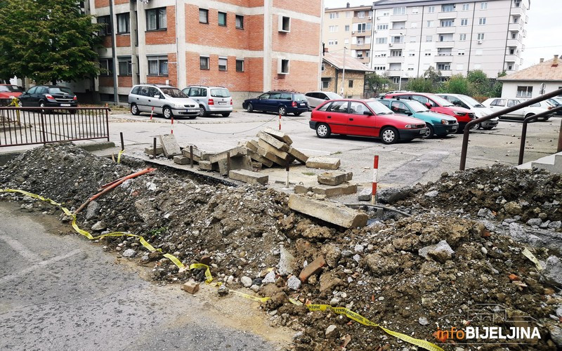 Stanari se žale na Toplanu: Trotoare i ulicu su nam raskopali i otišli