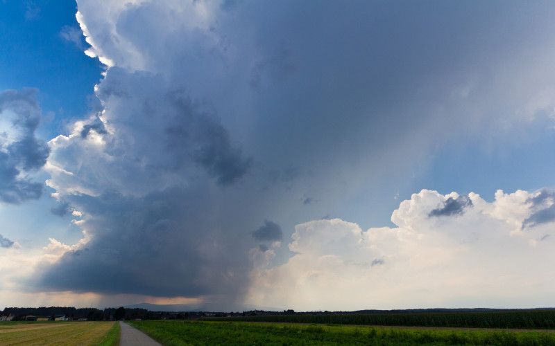 Sutra vjetrovito i pretežno oblačno, ponegdje sa kišom