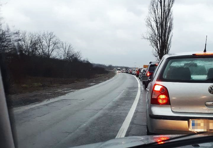 Velika gužva na prelazu Sremska Rača