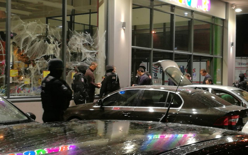 Jake policijske snage pretresle vozila preko puta sjedišta SDS-a u Banjaluci