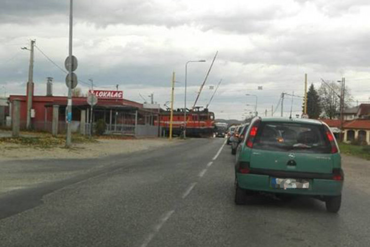 Radnik nije došao na posao, rampa ostala podignuta