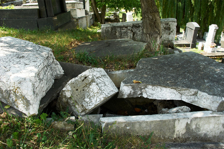 Prekopao grobove roditelja i sinova da ih poreda po svojoj želji