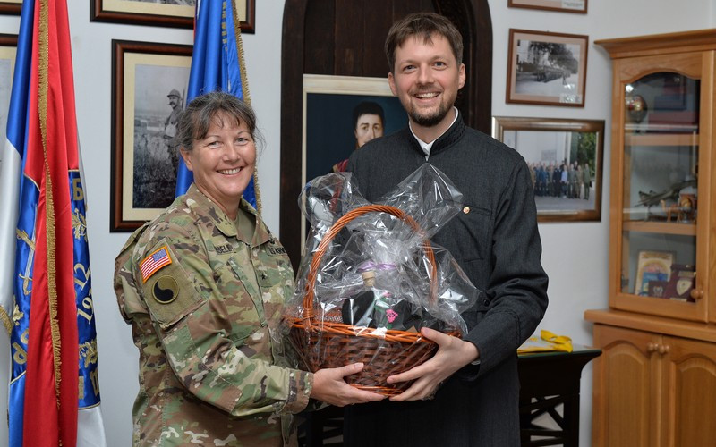 Komandant NATO štaba posjetila hram u bijeljinskoj kasarni