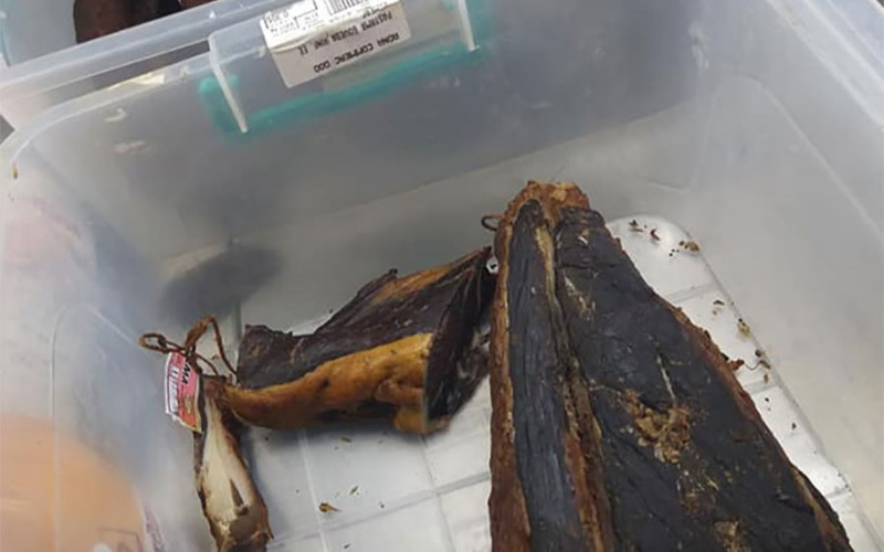 U tržnom centru u BiH miš trči policama između salama i suvog mesa (VIDEO)