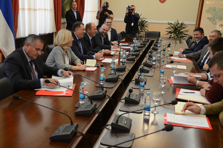 Počeo sastanak SNSD-a i DNS-a