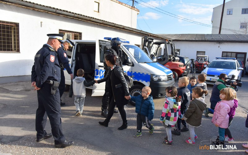 Druženje sa najmlađim građanima uoči krsne slave MUP-a /FOTO/