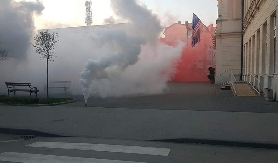 Bijeljina: Privedene četiri osobe zbog aktiviranja dimnih bombi ispred Gradske uprave