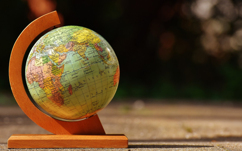 Ako se Zemlja okreće ka istoku, zašto onda avioni ne putuju brže ka zapadu?