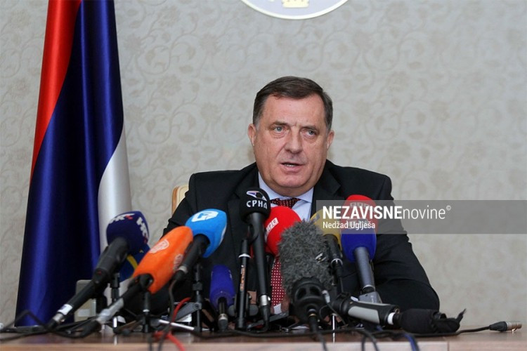 Dodik: Zastava RS će biti gdje god ja sjedim