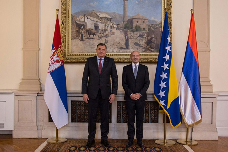 Dodik: Noćni atak na zastavu neće me spriječiti da ona bude uvijek istaknuta