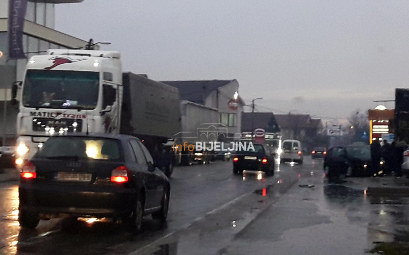 Sudar šlepera i golfa na koridoru