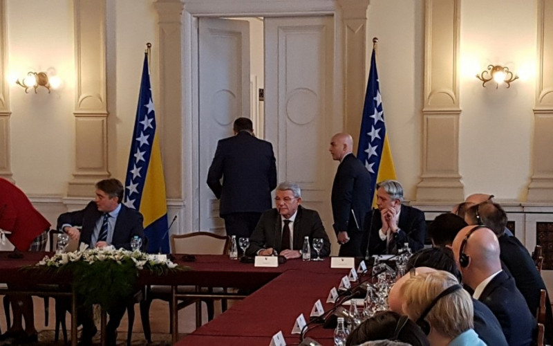 Dodik napustio sastanak s delegacijom PIK-a jer nije istaknuta zastava Srpske