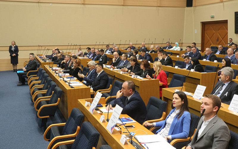 Narodna skupština usvojila Zakon o republičkoj upravi