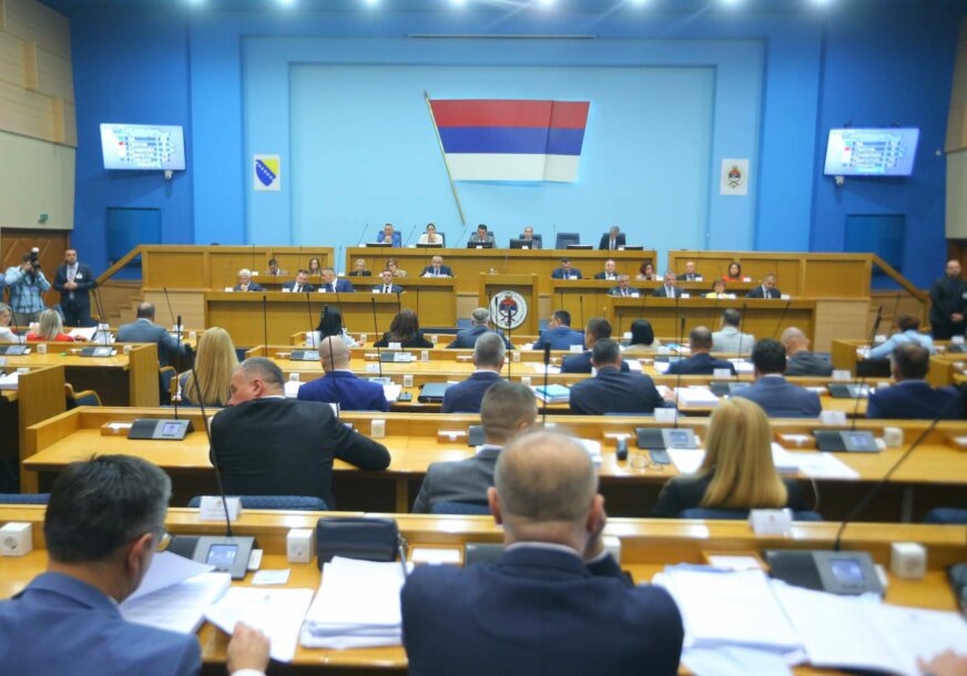 Poslije psovki i šamara, u parlamentu Srpske KUNU I BAJAJU