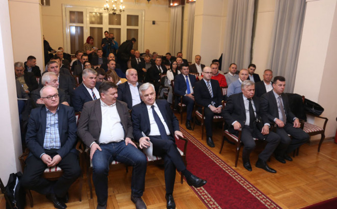 Mijenjaju stranku, ali ostaju u vlasti