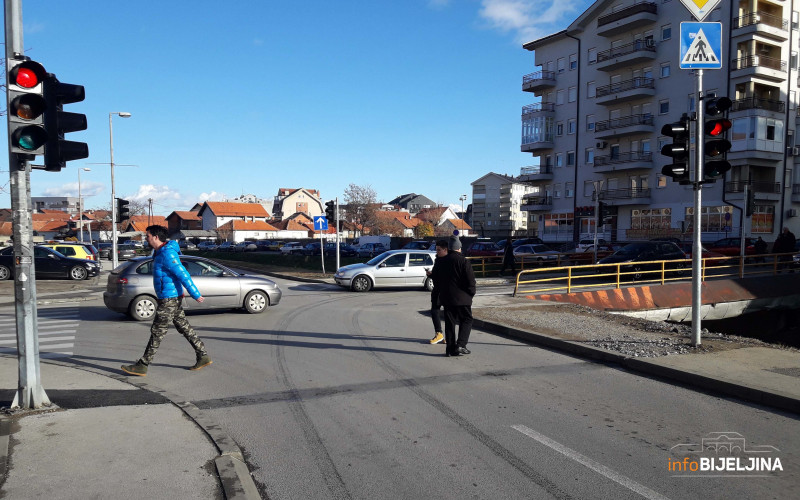 Bijeljina: Postavili semafore, zaboravili pješački prelaz /FOTO/
