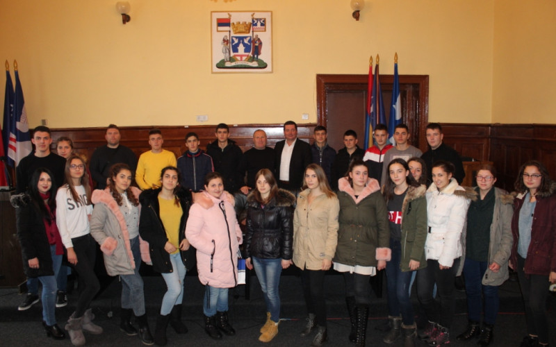 Folkloristi SKUD-a „Kriva reka“ iz Kosovske Kamenice nastupaju u Bijeljini