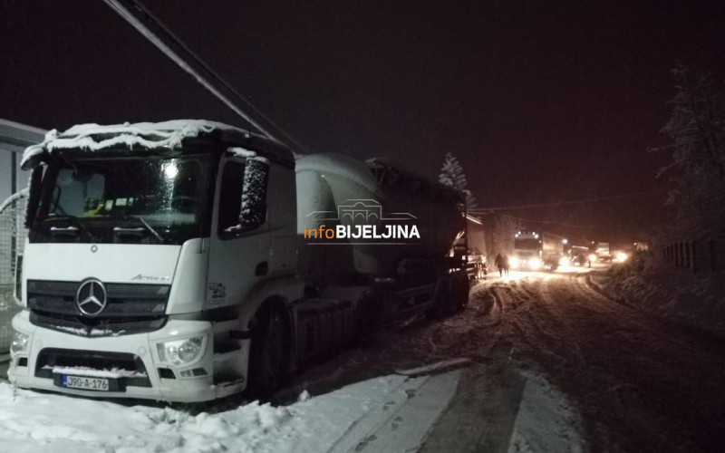 Kolaps pred Bijeljinom, više od 20 kamiona blokirano na uzbrdici /FOTO/
