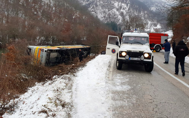 Prevrnuo se autobus kod Nevesinja, dvije osobe poginule, više povrijeđeno