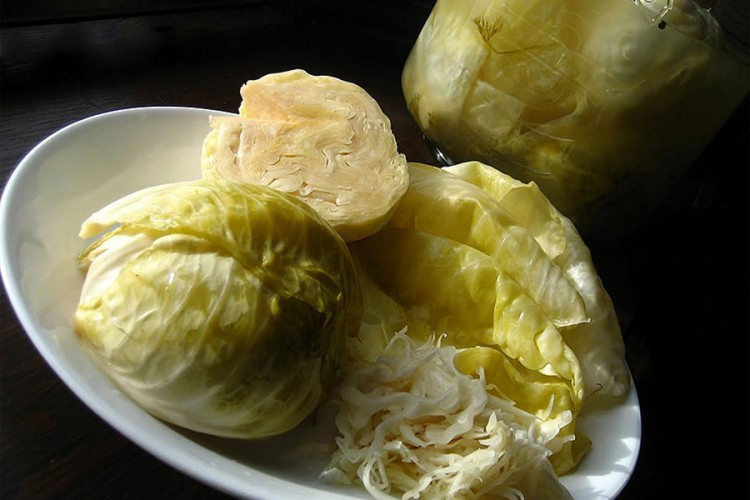 Zdrava glava jede glavicu kiselog kupusa