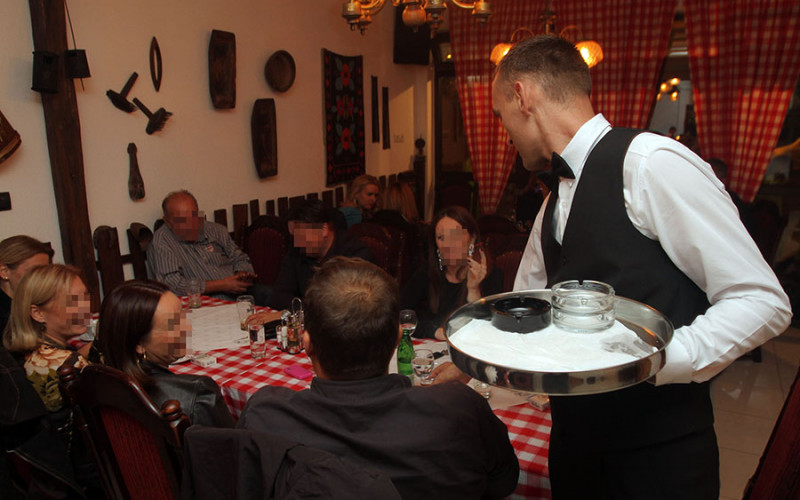 Narod štedi, ali za kafanu mora biti