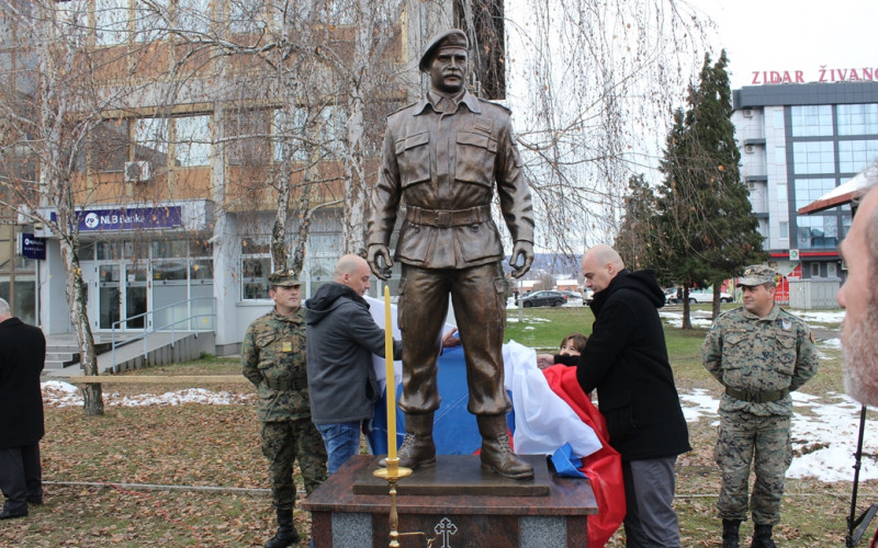 Spomenik heroju Milanu Joviću na gradskom trgu u Ugljeviku