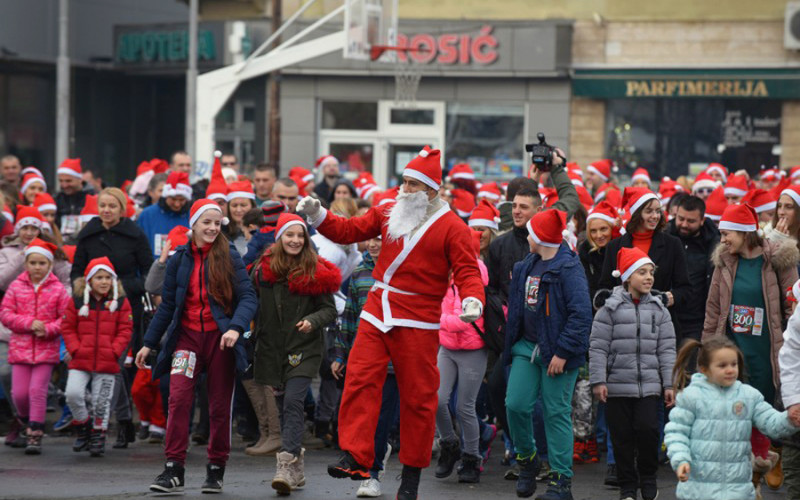 U Bijeljini održana trka Djeda Mrazeva /FOTO/