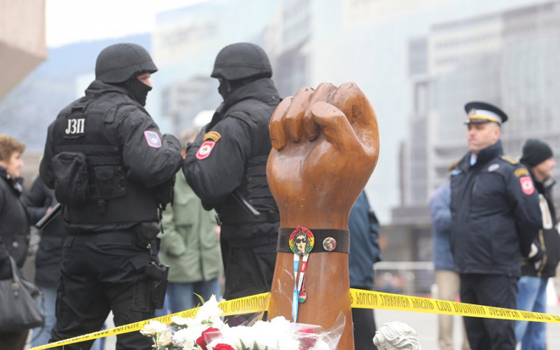 NAPETO NA TRGU KRAJINE Uhapšena Davidova majka Suzana, počelo okupljanje građana