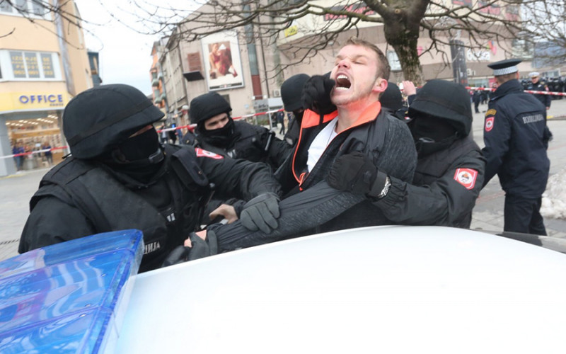 Policija razbija protest, više povrijeđenih, Stanivuković ponovo uhapšen