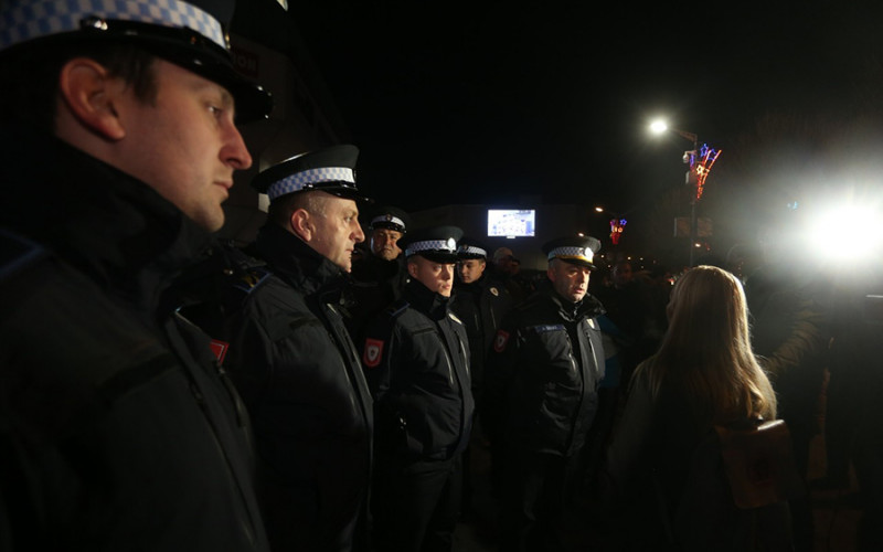 Građani pristižu na gradski trg u Banjaluci, prisutna i policija