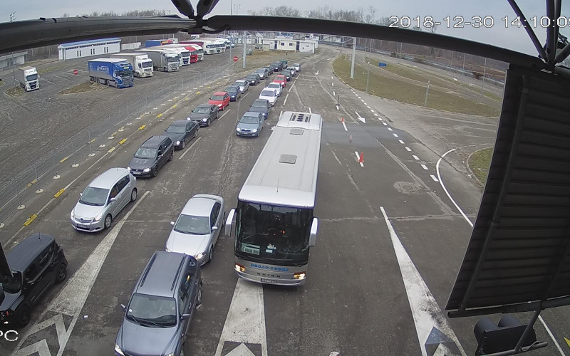 Na Rači pojačan saobraćaj, čeka se duže od pola sata /FOTO/