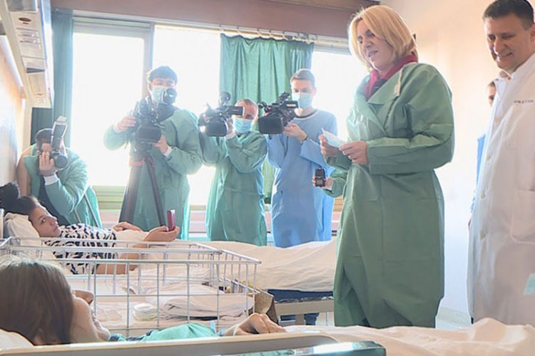 Cvijanovićeva darivala prvu bebu rođenu u Republici Srpskoj