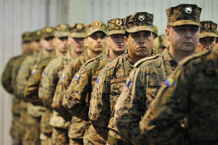 Bh. vojnička čizma gazi dno liste