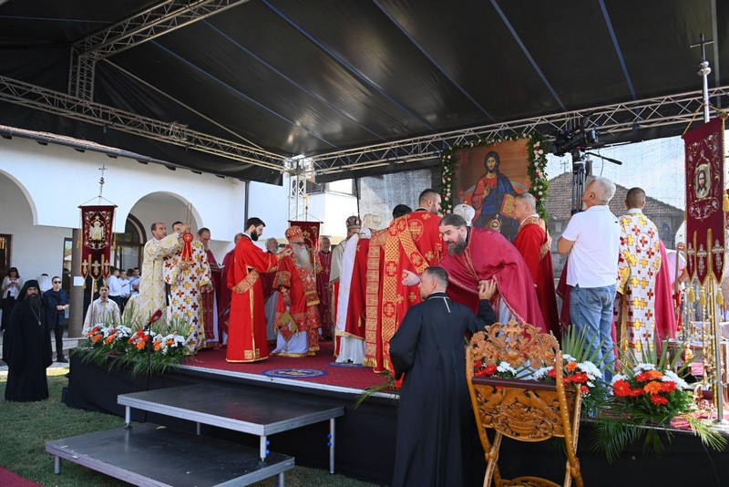Patrijarh Porfirije služi liturgiju i pomen stradalim Srbima (FOTO)