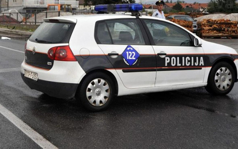 Pijana žena lopatom razbila staklo na autobusu