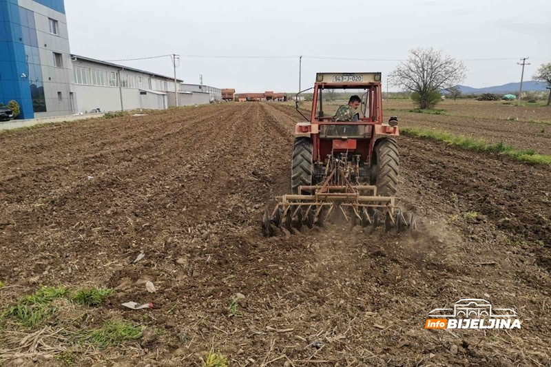 Natprosječne temperature podstakle semberske ratare da posao počnu ranije nego inače: Evo šta kaže struka