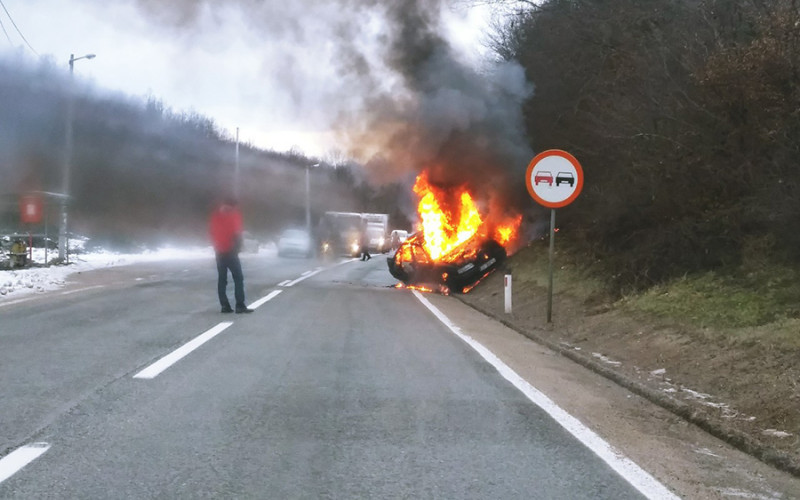 Gori automobil na putu Banjaluka – Prijedor, ne zna se sudbina vozača