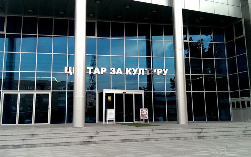 Prodajna izložba slika za pomoć gluvom dječaku